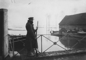 Soldat belge en faction sur un pont de l'Yser