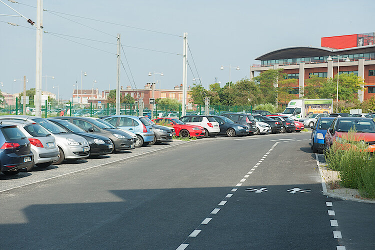 Autour de la gare, un nouveau parking de 270 places gratuites a été construit en juin 2017 près de la rue du Magasin Général.