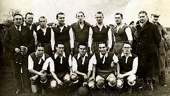 L'Olympique Dunkerquois, saison 1936-1937 : "Debout : Boursier (délégué), Hillier, Ayello, Gillis, Bacrot, Durand, Vandenberghe, Boulmier, Bouden (masseur). Accroupis : Lièvin, Belunza, Griffiths, Ourdouillie, Carru. Copyright "Collection Jean Caux"