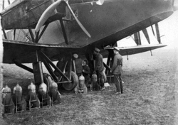 L'arrimage de la cargaison de torpilles avant le départ d'un avion anglais