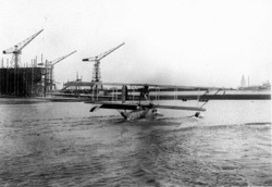 Hydravion décollant devant les chantiers de France (ACF) de Dunkerque