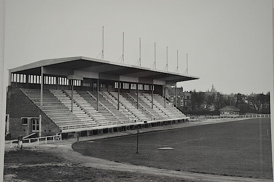 La tribune d'honneur, plus connue sous le terme de tribune "assise", a été édifiée entre 1957 et 1959.