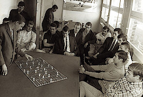 1966 - séance tactique pour Jean Parisseaux et ses joueurs...