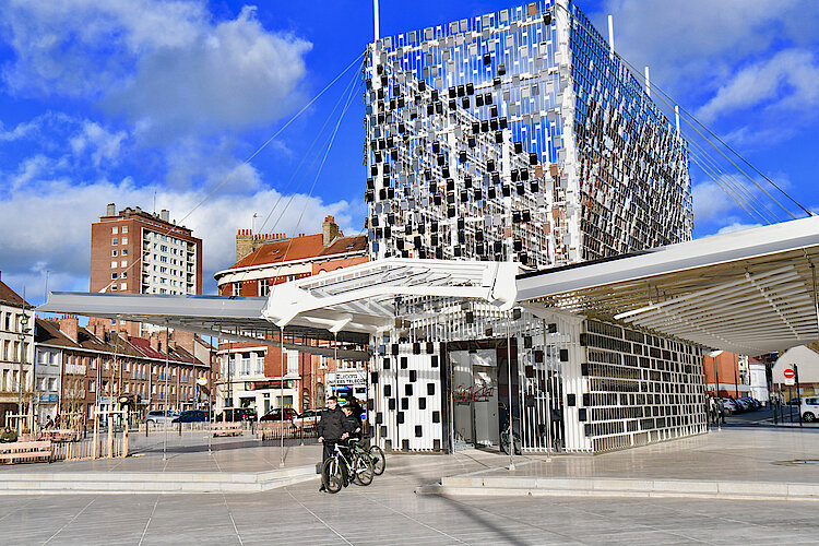Le parc à vélos sécurisé est opérationnel place de la Gare. Gratuit, il est accessible 24 heures sur 24, 7 jours sur 7 avec une carte sans contact.