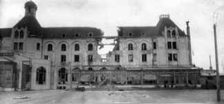La brèche dans le casino de Malo-Les-bains par le premier obus lancé par la pièce de Leugenboom le 27 juin 1917