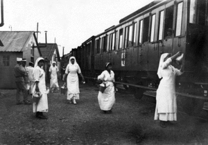 Infirmières ravitaillant les blessés d'un train sanitaire en gare de Dunkerque