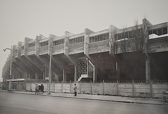 La tribune "populaire", plus connue sous le nom de "tribune debout", a été construite de 1962 à 1964 pour le gros-oeuvre.