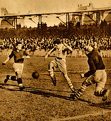 Mars 1930 - Amiens élimine Dunkerque-Malo en quart de finale de la coupe de France (2-1) devant 12000 spectateurs à Roubaix...